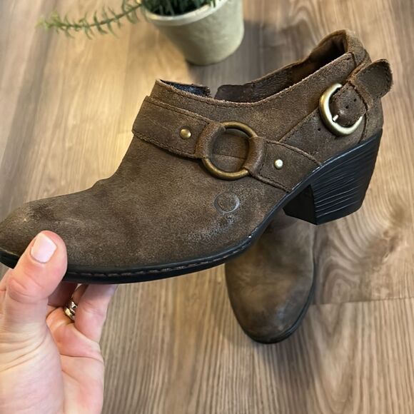 WOMENS BORN BRAND GENUINE SUEDE BLOCK HEEL BOOTIES WITH BUCKLES DARK BROWN SZ 6 - Picture 3 of 10